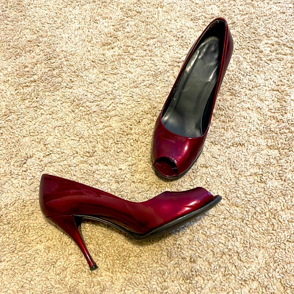 Stuart Weitzman BURGUNDY PATENT LEATHER PEEP TOE PUMPS BY STUART WEITZMAN US7.5
